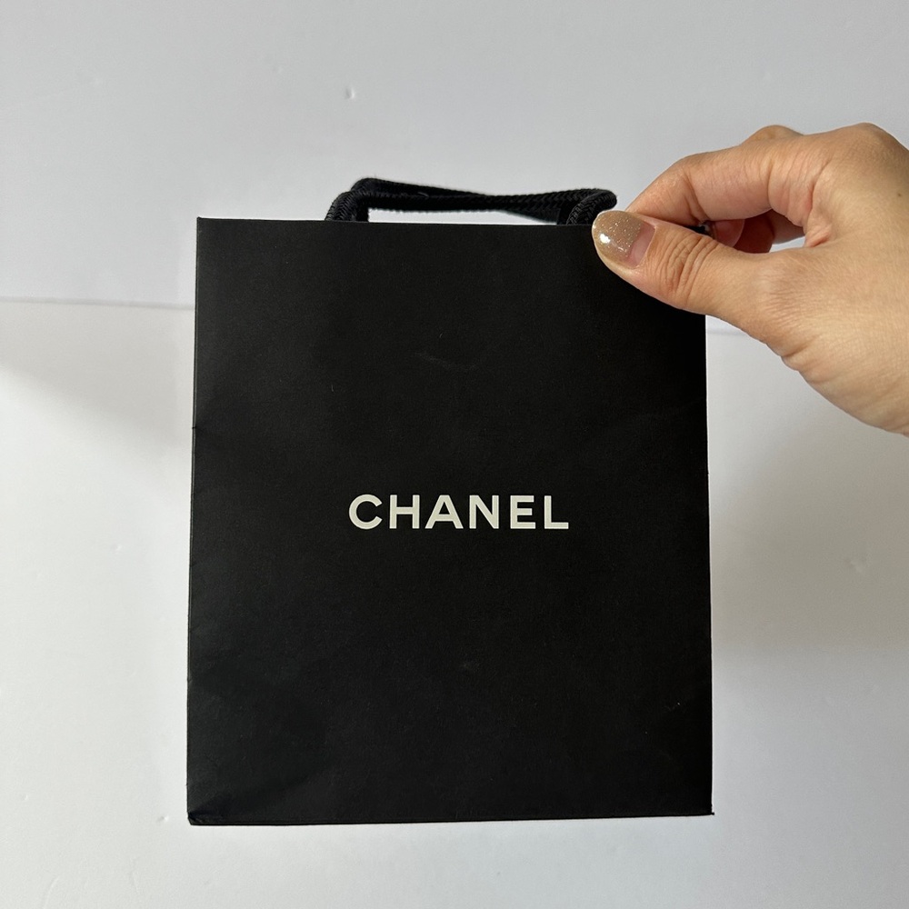 CHANEL Black and White Small Gift Bag - Picture 4 of 8